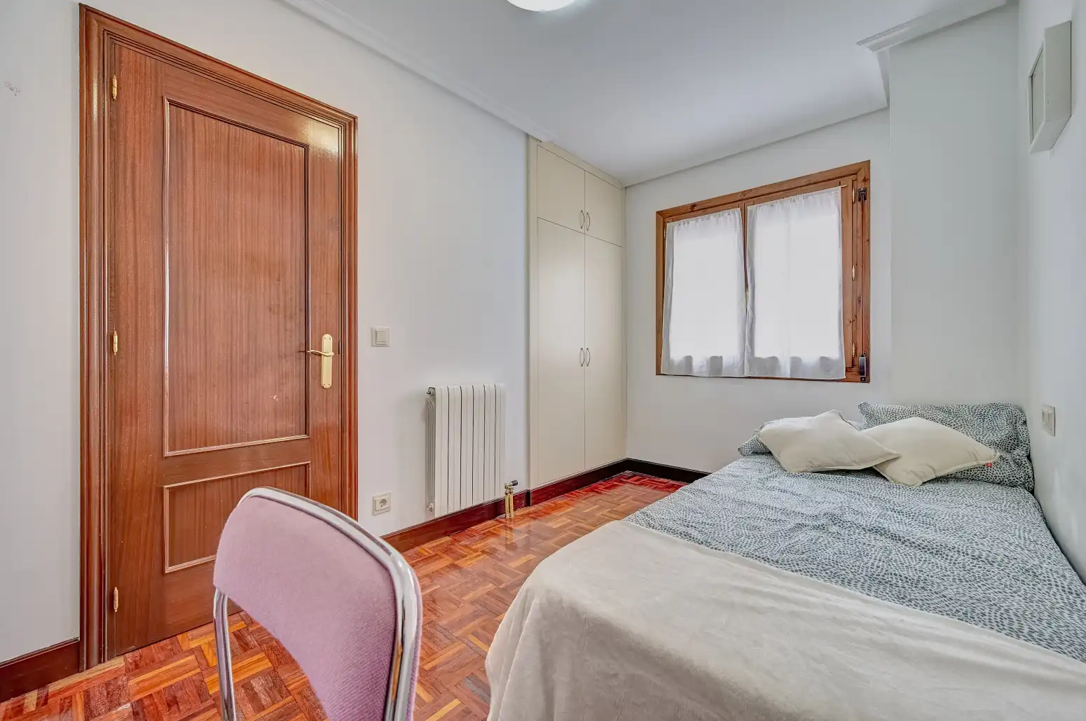 Habitación de Ático en venta en  Pamplona / Iruña con Calefacción, Parquet y Balcón