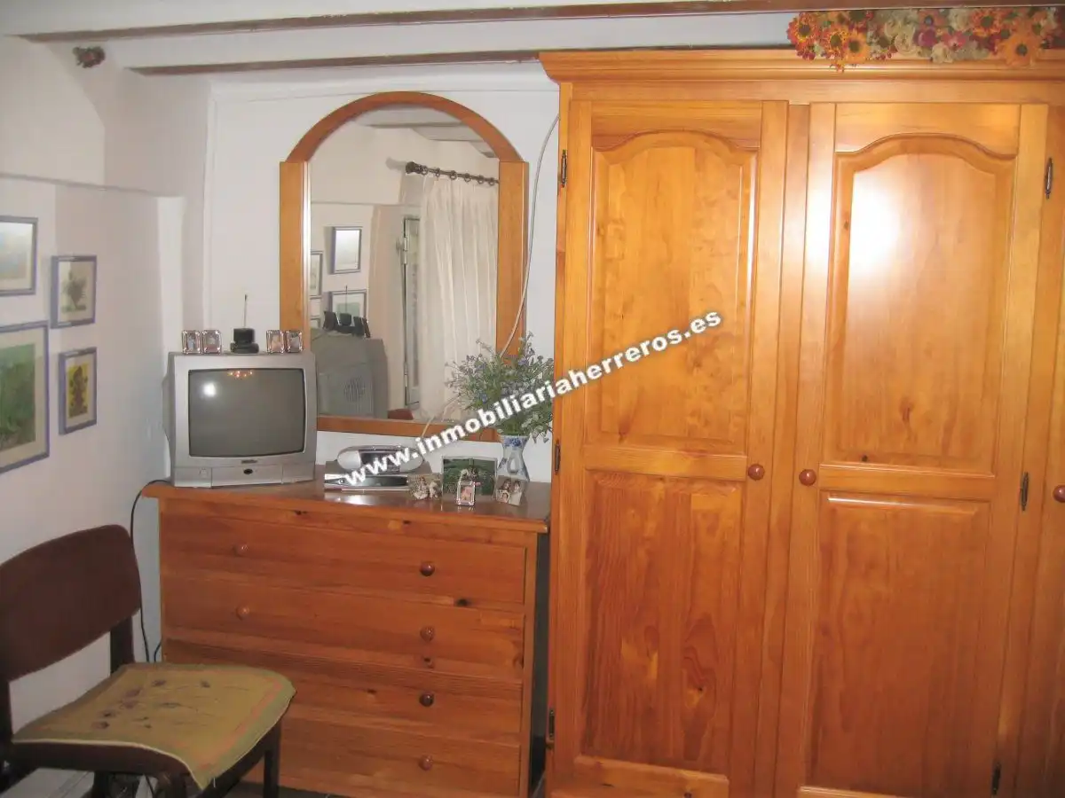 Habitación de Casa adosada en venta en Viguera con Calefacción, Parquet y Trastero