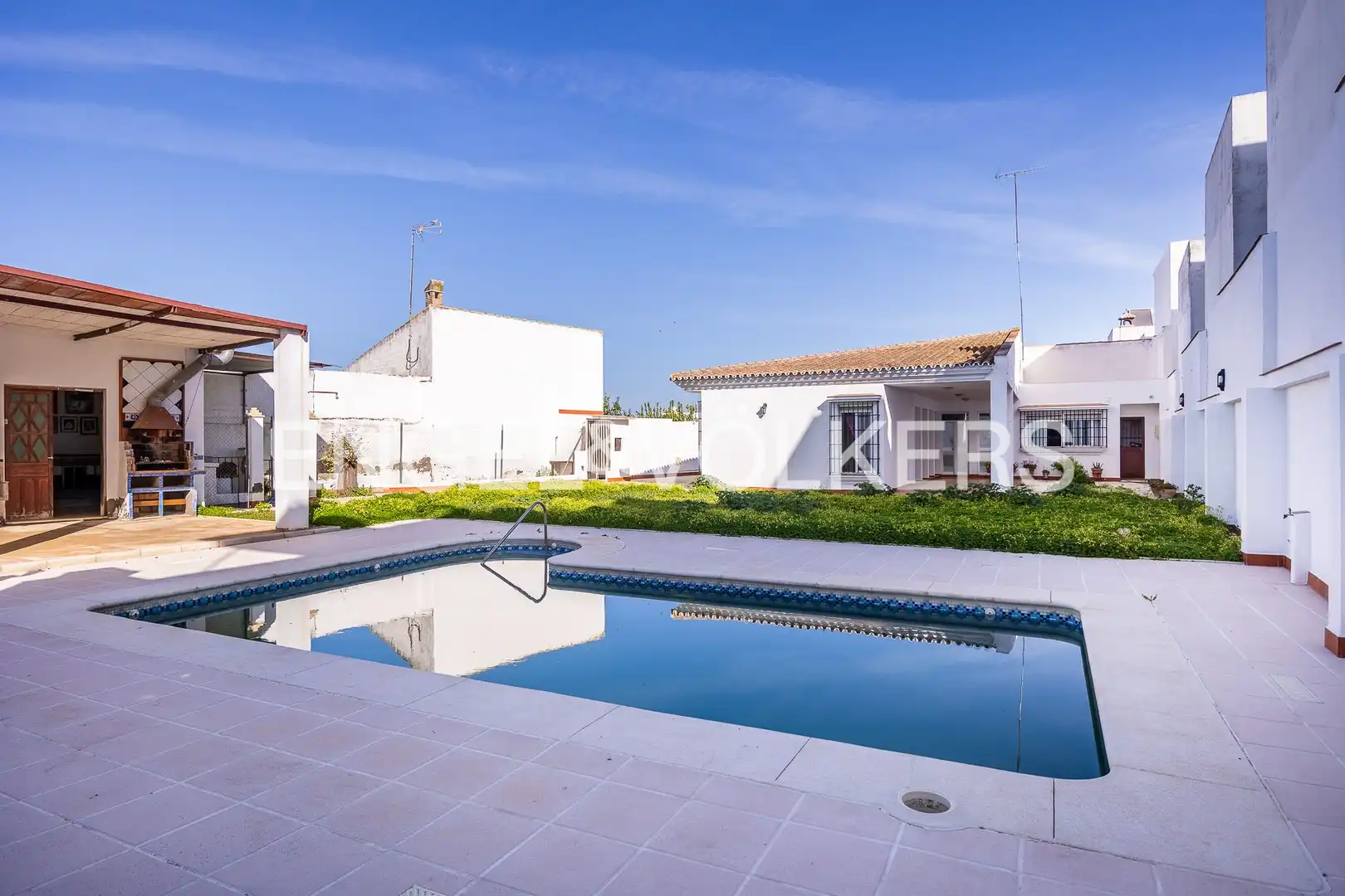Vista exterior de Casa o xalet en venda en Albaida del Aljarafe amb Aire condicionat, Calefacció i Jardí privat