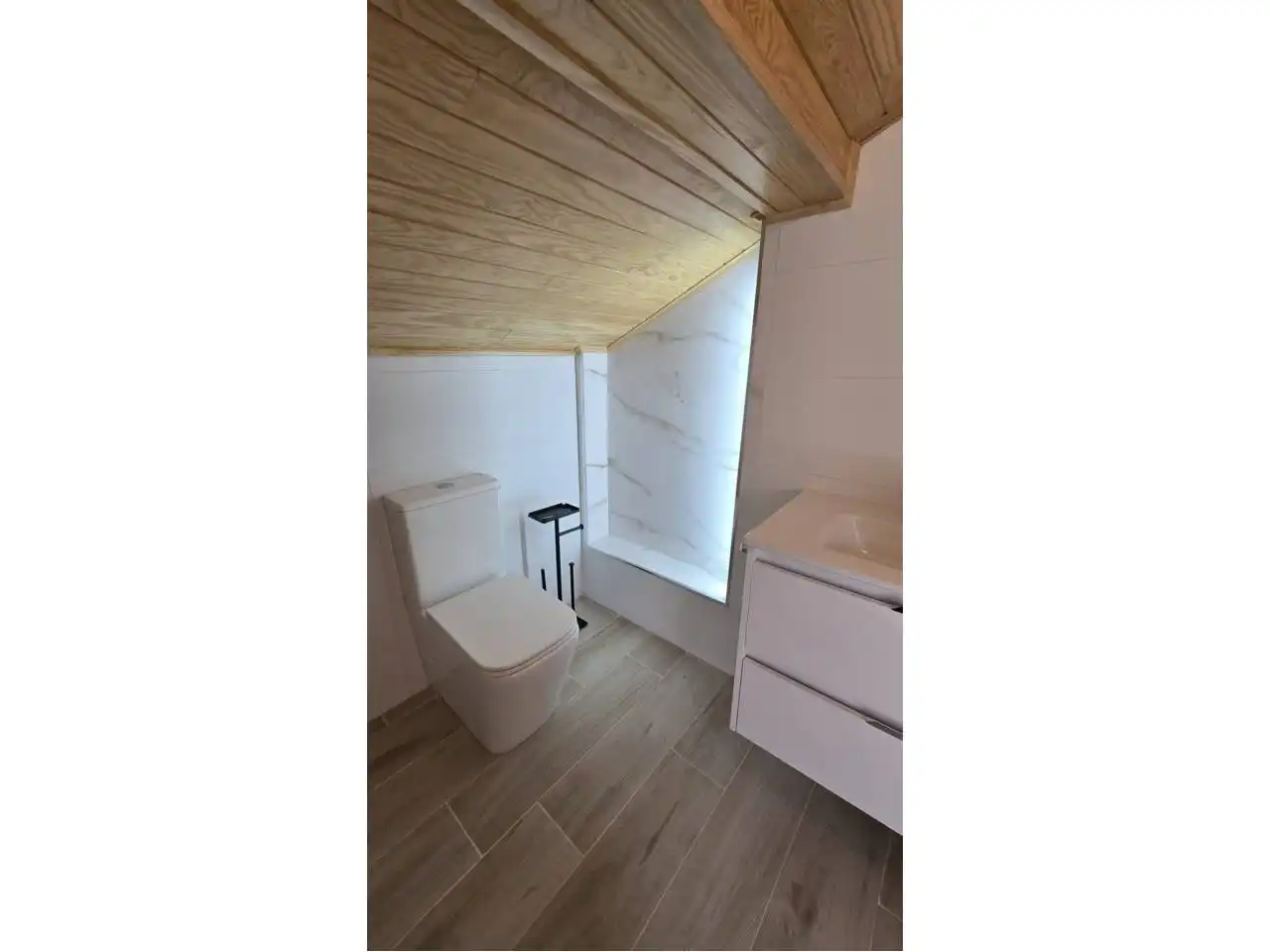 Baño de Casa adosada en venta en Vilagarcía de Arousa con Calefacción, Terraza y Amueblado