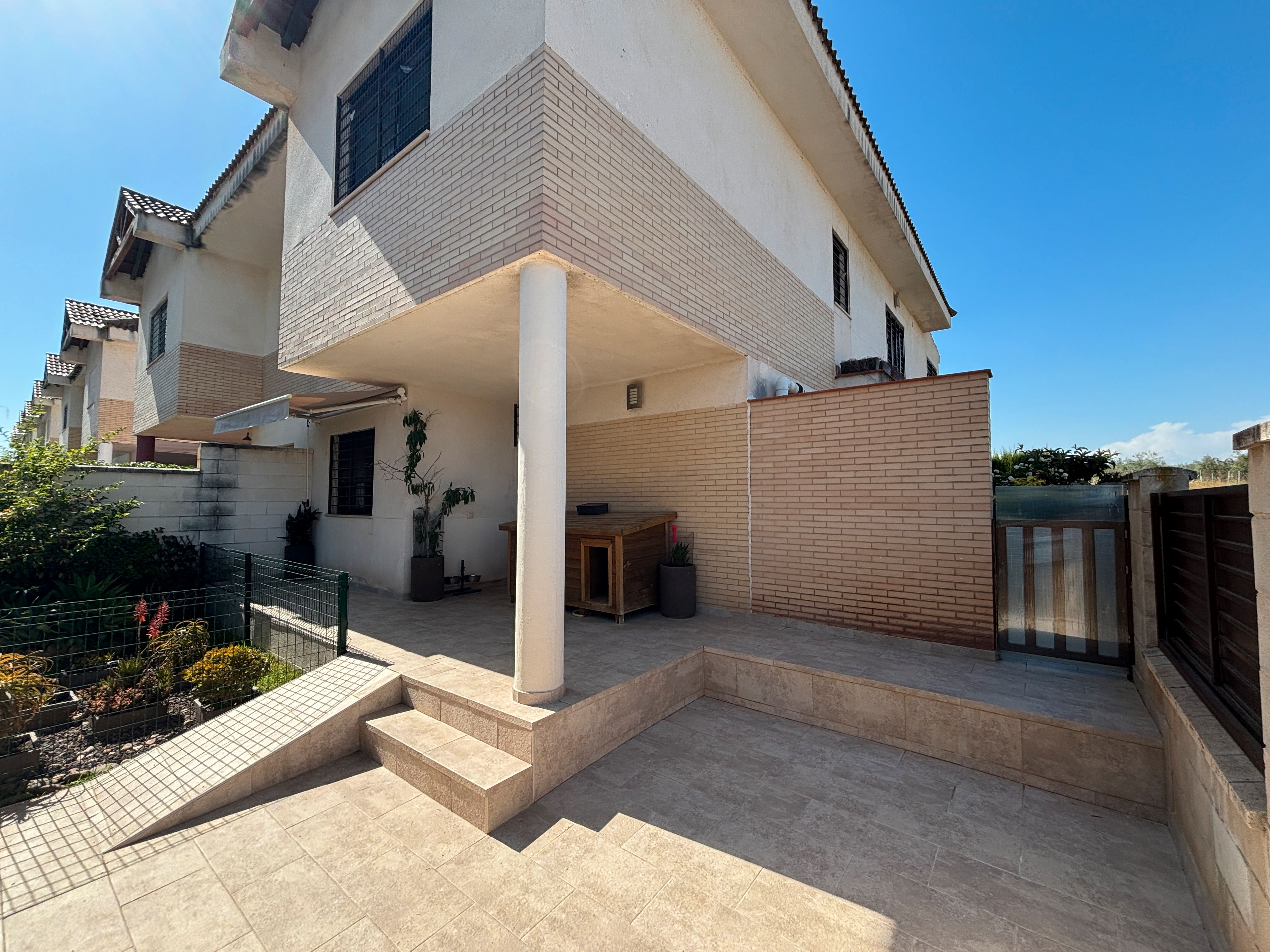Terrassa de Casa adosada en venda en Espartinas amb Aire condicionat, Jardí privat i Parquet