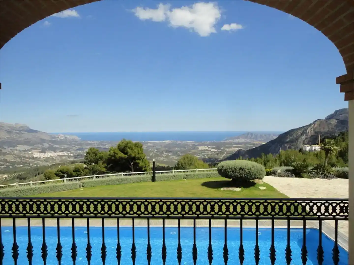 Vista exterior de Casa o xalet en venda en Benimantell amb Aire condicionat, Piscina i Balcó