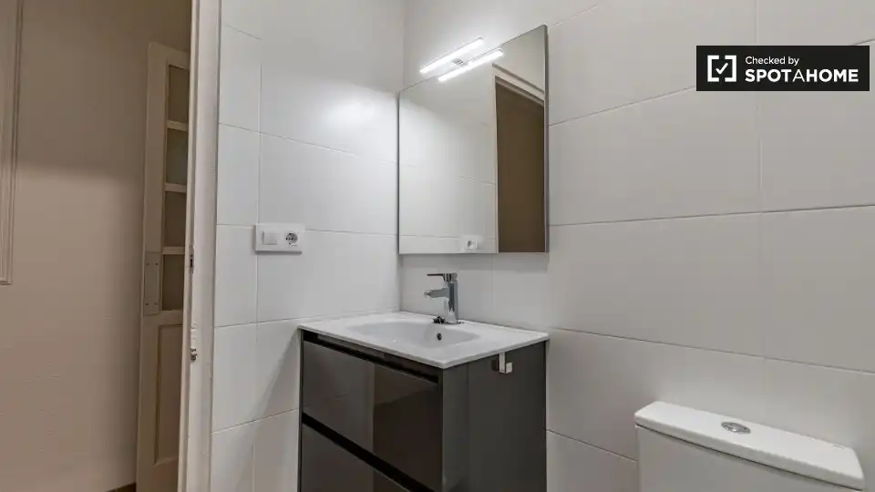 Bathroom of Flat for rent in Valencia  with Air Conditioner, Heating and Furnished