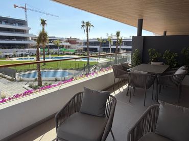 Apartamento con balcón en alquiler en Zona Carrefour - Urbanizaciones