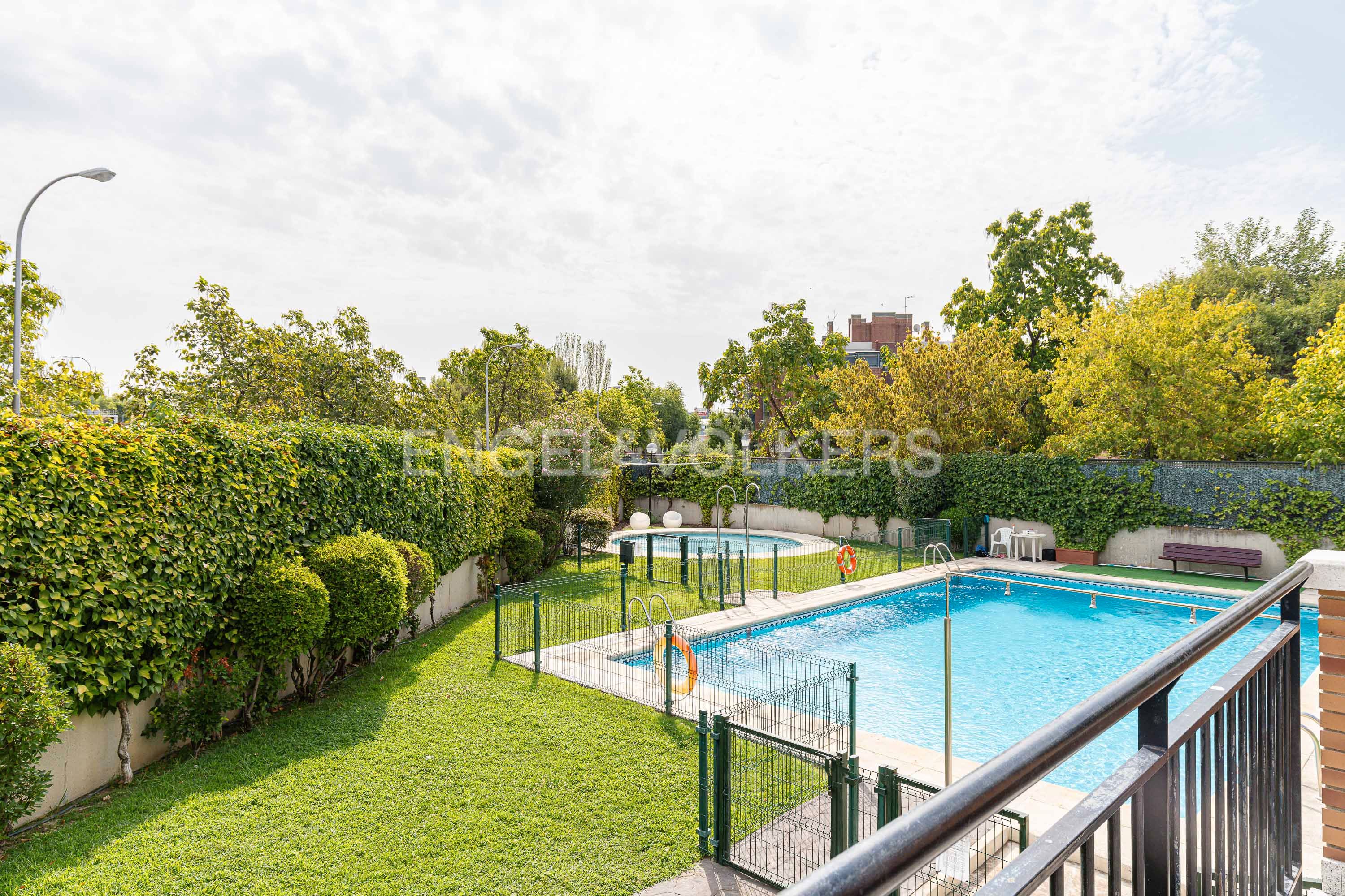 Piscina de Apartament en venda en  Madrid Capital amb Aire condicionat, Calefacció i Jardí privat