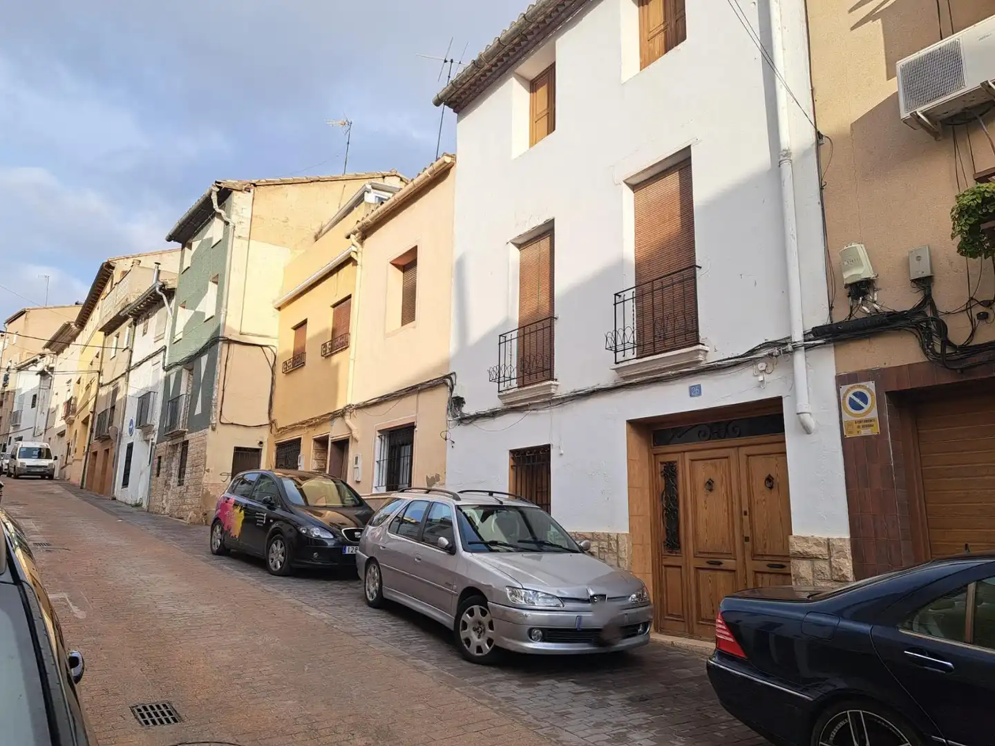 Außenansicht von Einfamilien-Reihenhaus zum Verkauf in Requena mit Terrasse, Abstellraum und Balkon