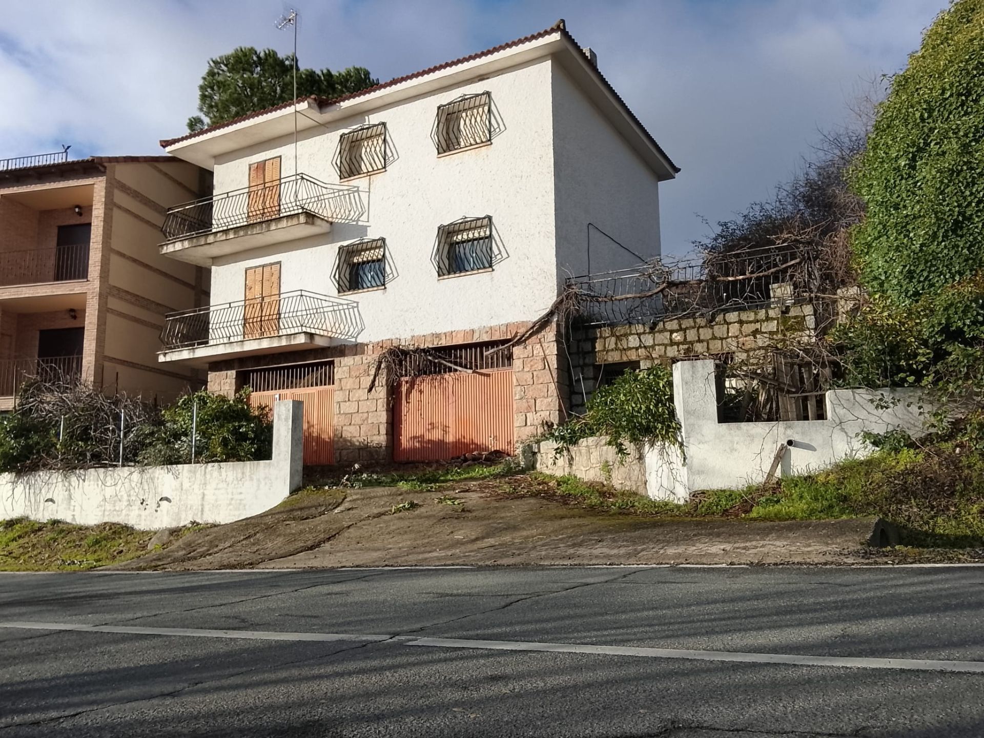 Vista exterior de Casa o xalet en venda en El Hoyo de Pinares  amb Jardí privat, Terrassa i Traster