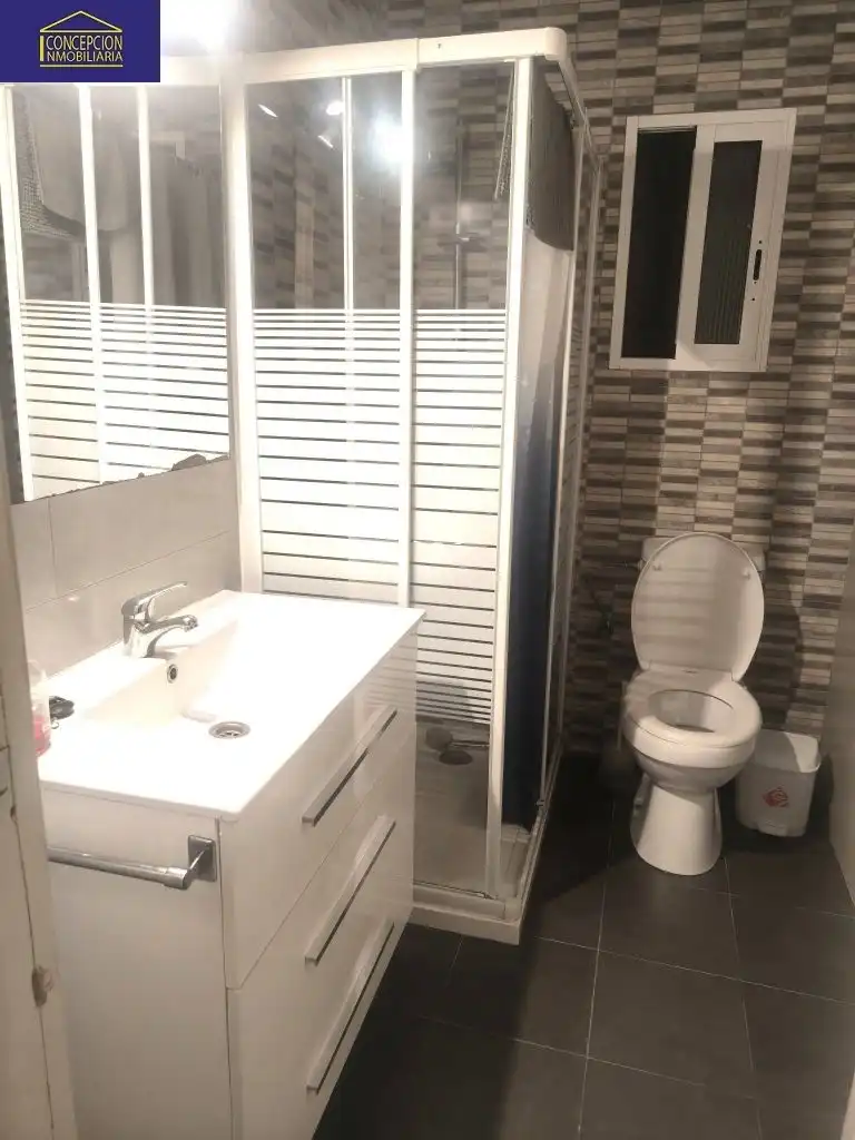 Badezimmer von Wohnung zur Miete in Córdoba mit Klimaanlage, Heizung und Möbliert
