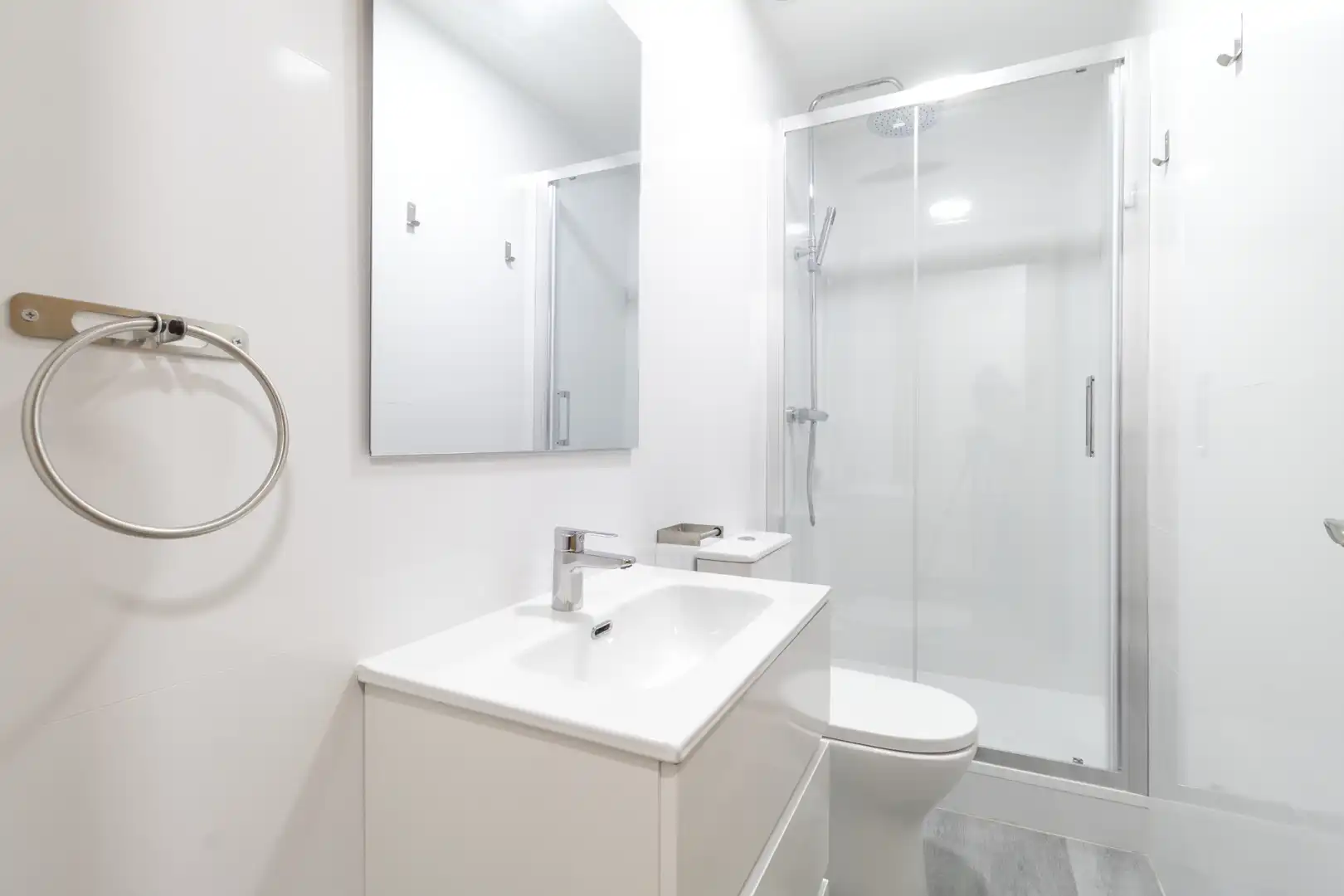 Bathroom of Flat for share in Juan de la Cierva