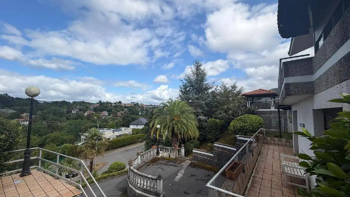 Vista exterior de Casa o xalet en venda en Mungia amb Calefacció, Jardí privat i Terrassa