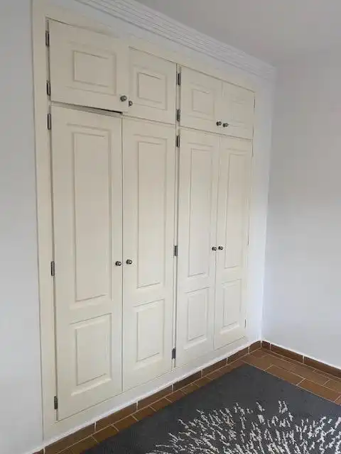 Schlafzimmer von Einfamilien-Reihenhaus zum Verkauf in Sotogrande mit Klimaanlage, Heizung und Privatgarten