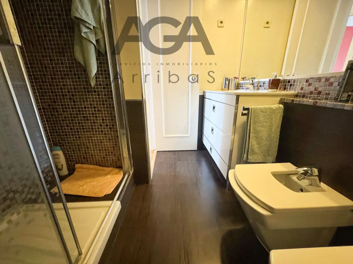 Badezimmer von Einfamilien-Reihenhaus zum Verkauf in Badalona mit Klimaanlage und Abstellraum