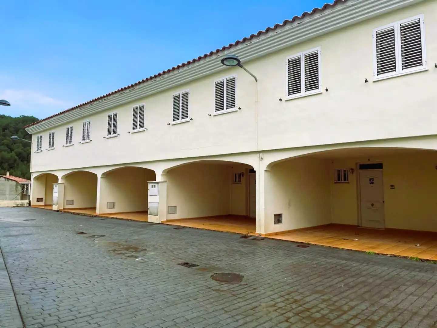 Außenansicht von Einfamilien-Reihenhaus zum Verkauf in Sueras / Suera mit Terrasse