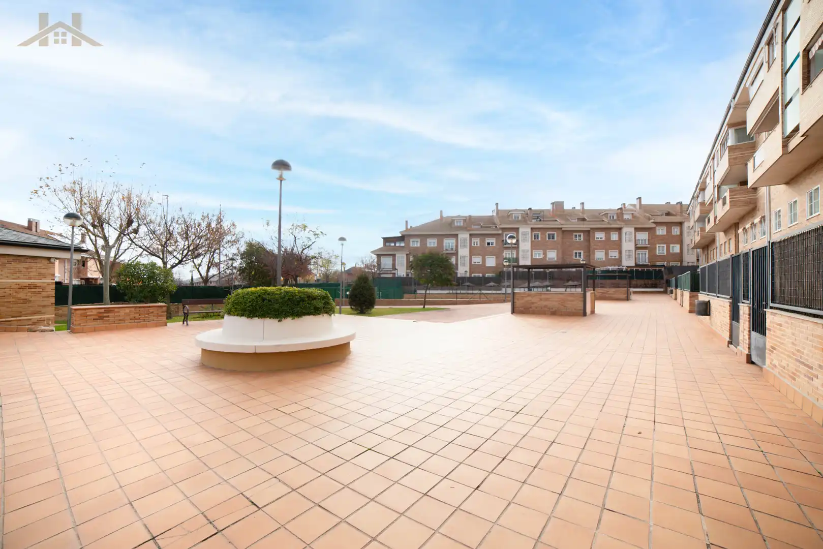 Vista exterior de Dúplex en venta en Arroyomolinos (Madrid) con Aire acondicionado, Calefacción y Terraza