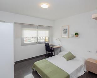 Dormitori de Apartament per a compartir en  Valencia Capital amb Rentadora, Microones i TV