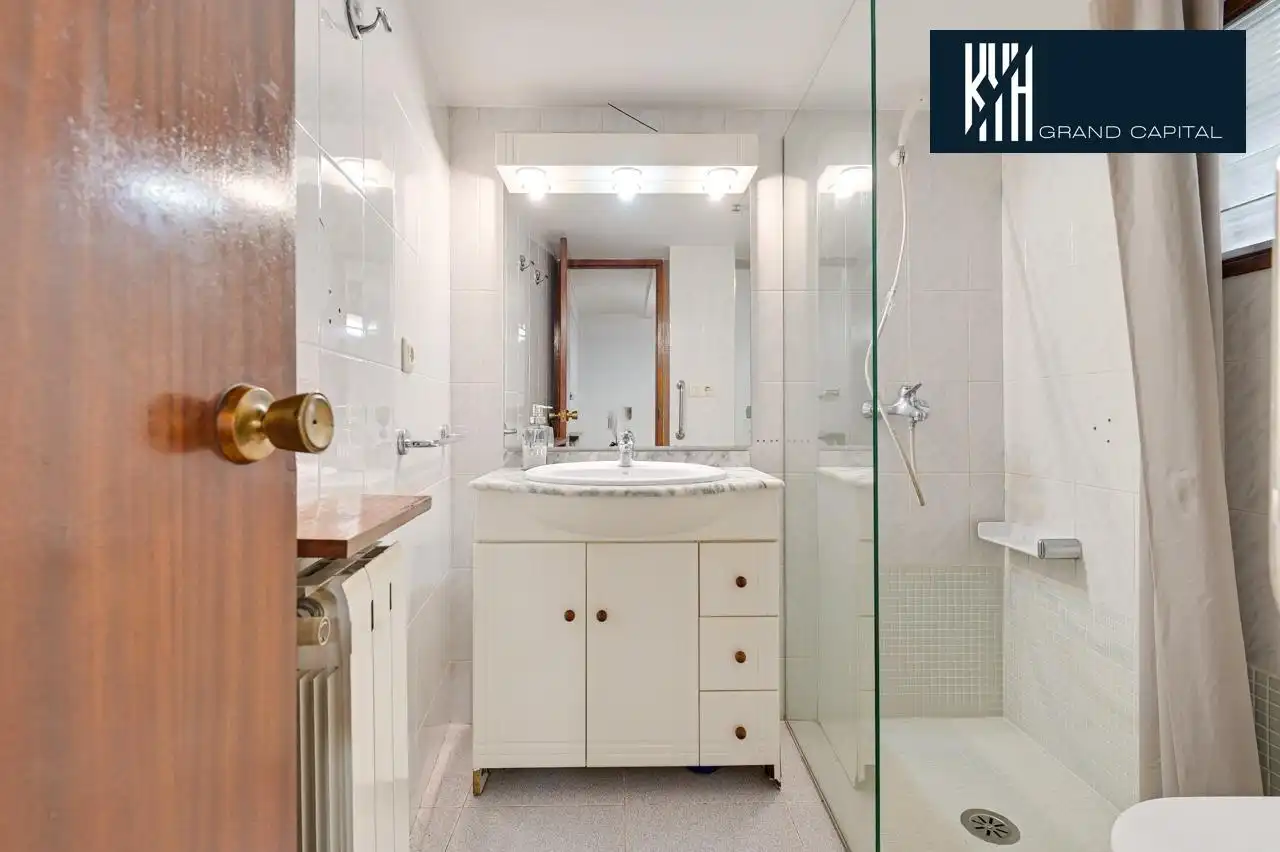 Badezimmer von Erdgeschoss zum Verkauf in Salt mit Heizung und Abstellraum
