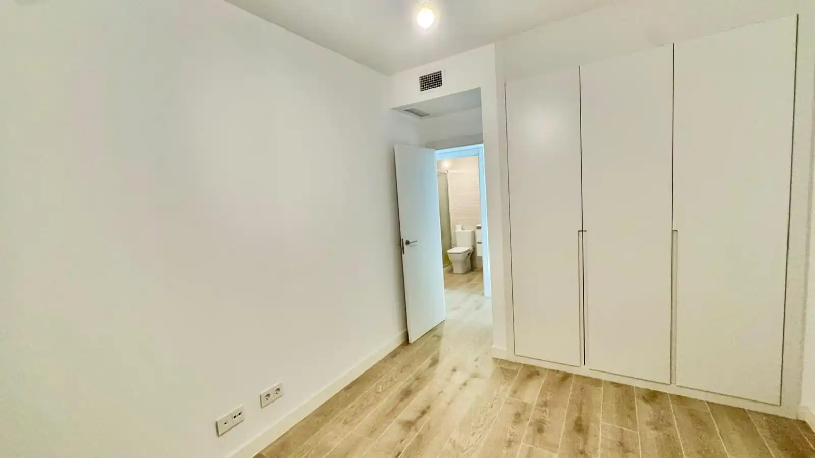 Habitación de Apartamento de alquiler en Torremolinos con Aire acondicionado, Calefacción y Jardín privado