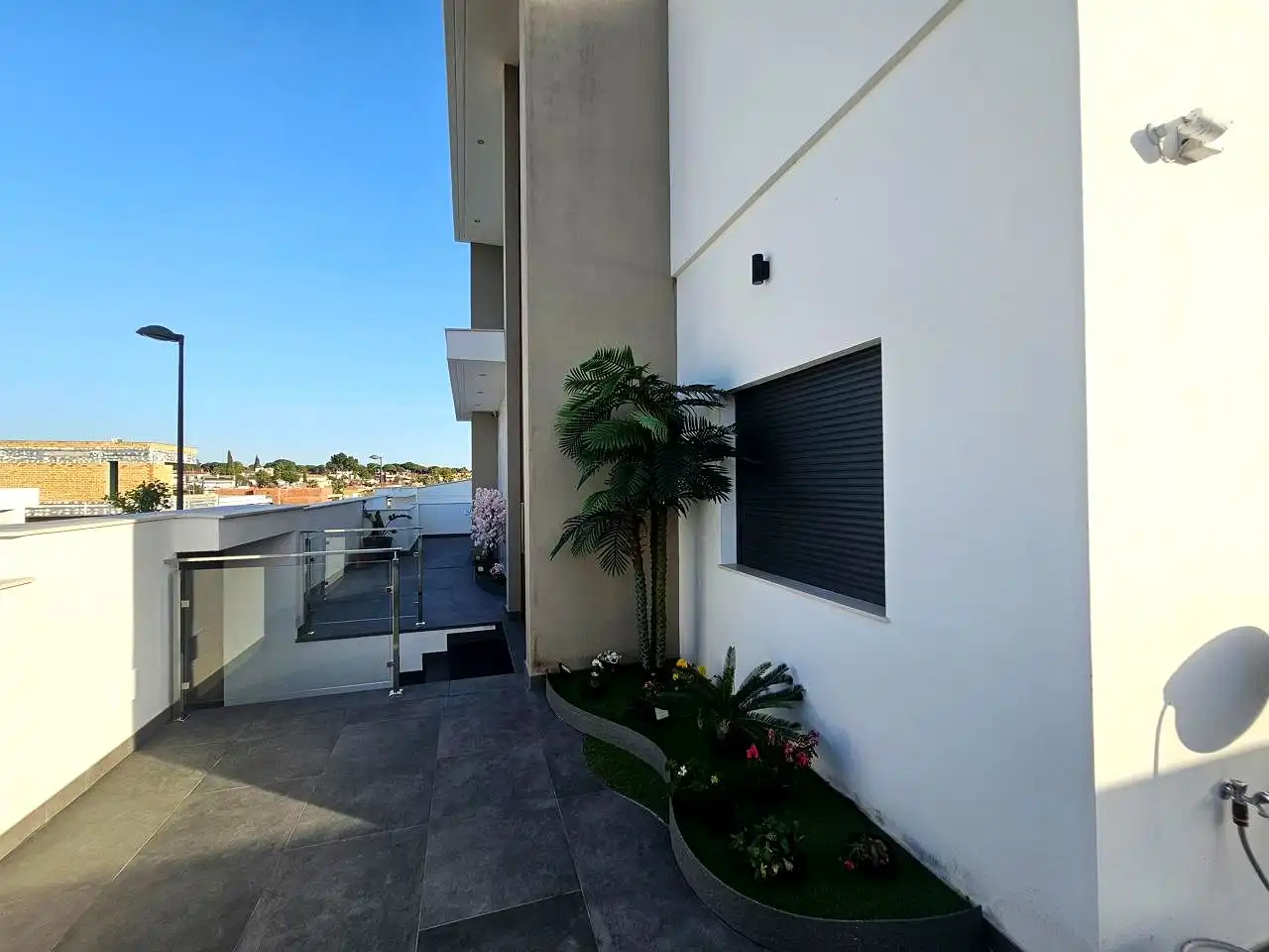 Vista exterior de Casa o xalet en venda en Alcalá de Guadaira amb Aire condicionat, Jardí privat i Terrassa