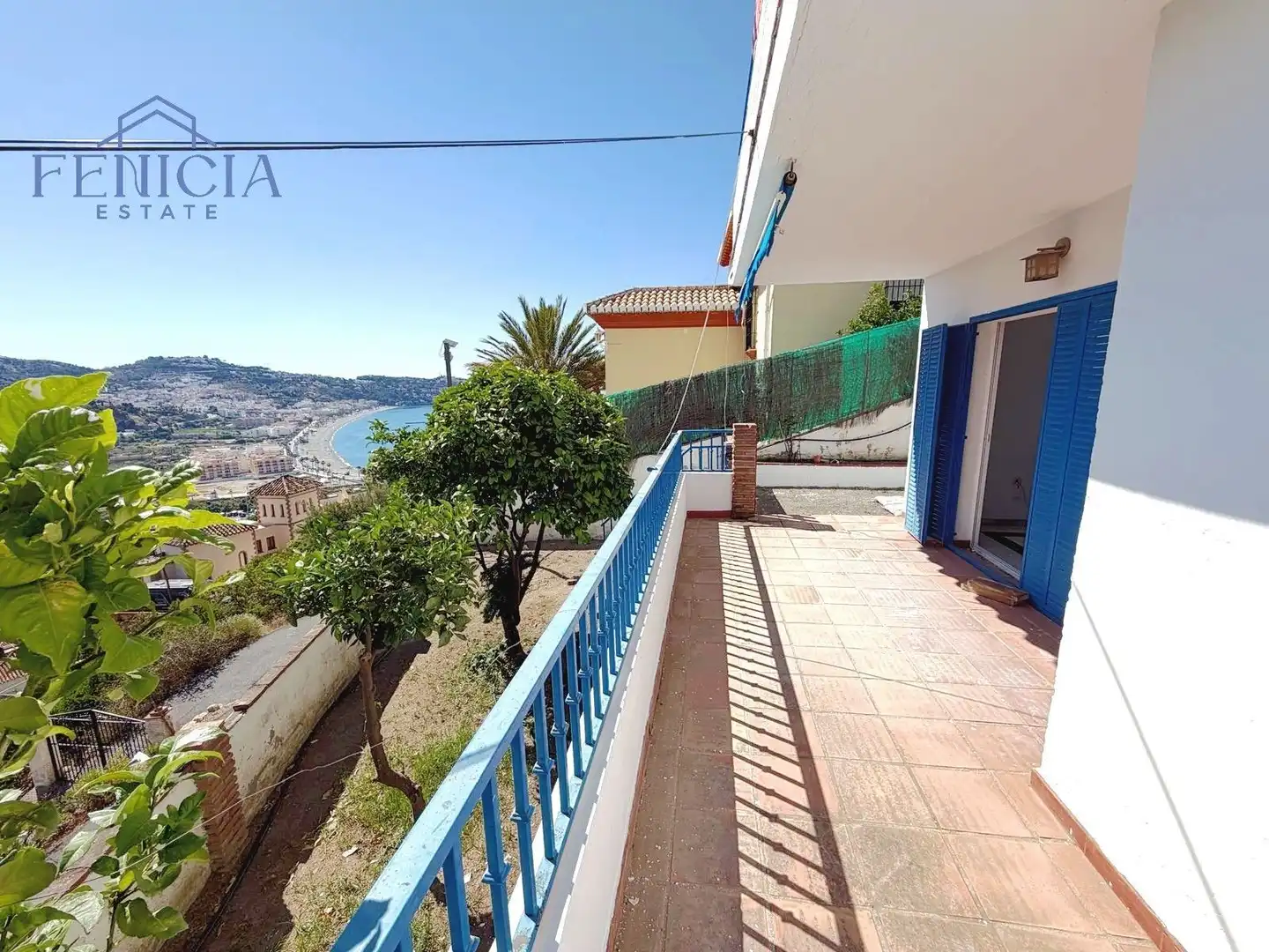 Vista exterior de Casa o xalet en venda en Almuñécar amb Jardí privat, Terrassa i Piscina