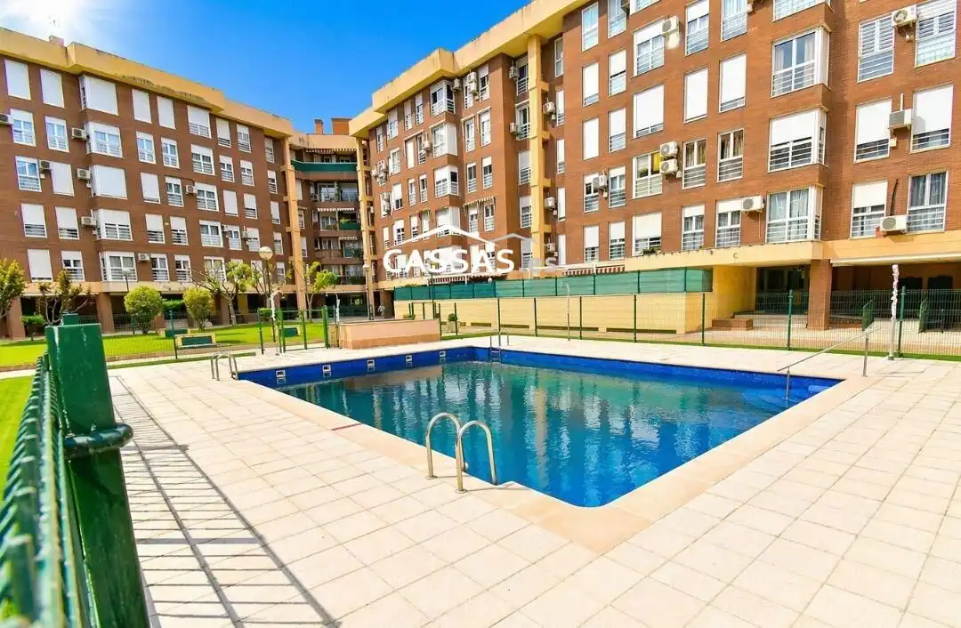 Außenansicht von Wohnung zum Verkauf in Torrejón de Ardoz mit Heizung, Abstellraum und Gemeinschaftspool