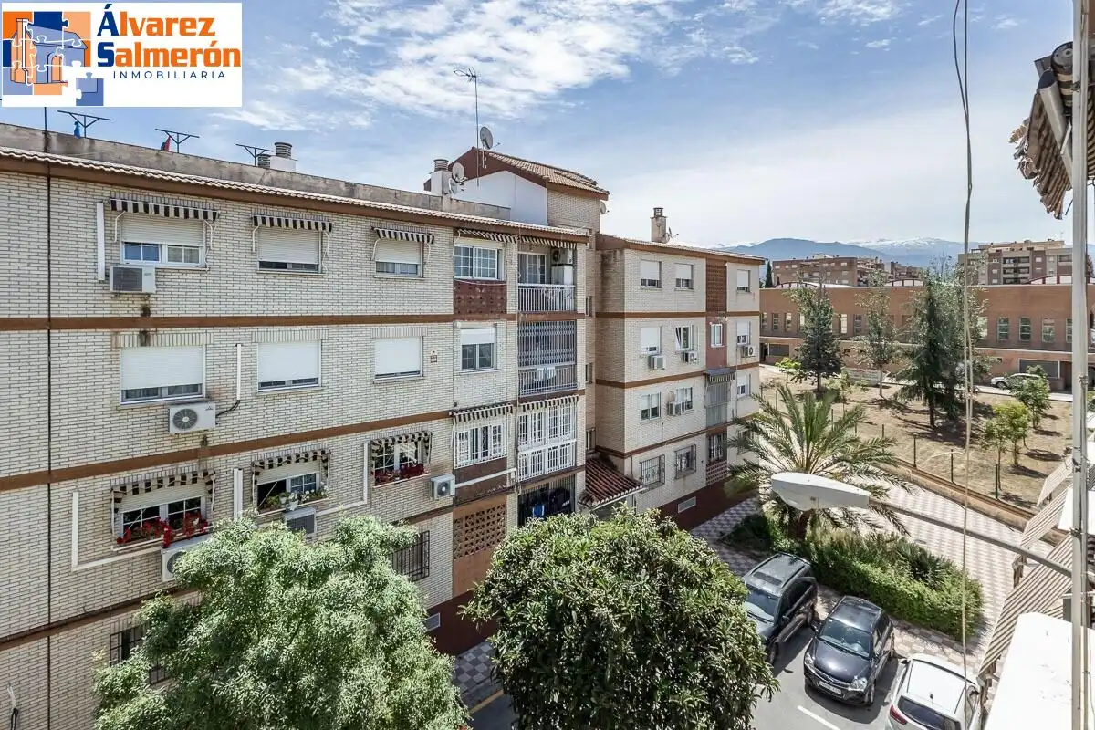 Vista exterior de Pis en venda en Granada amb Aire condicionat i Calefacció