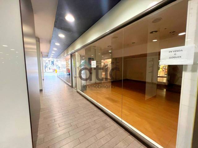 Local comercial en Venta en Pere III en Centre - Passeig i Rodalies