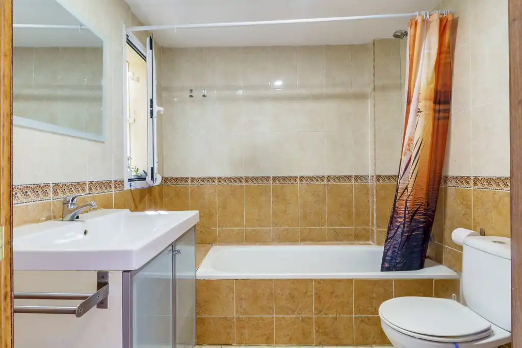 Bany de Casa o xalet en venda en Fuengirola amb Aire condicionat, Jardí privat i Terrassa