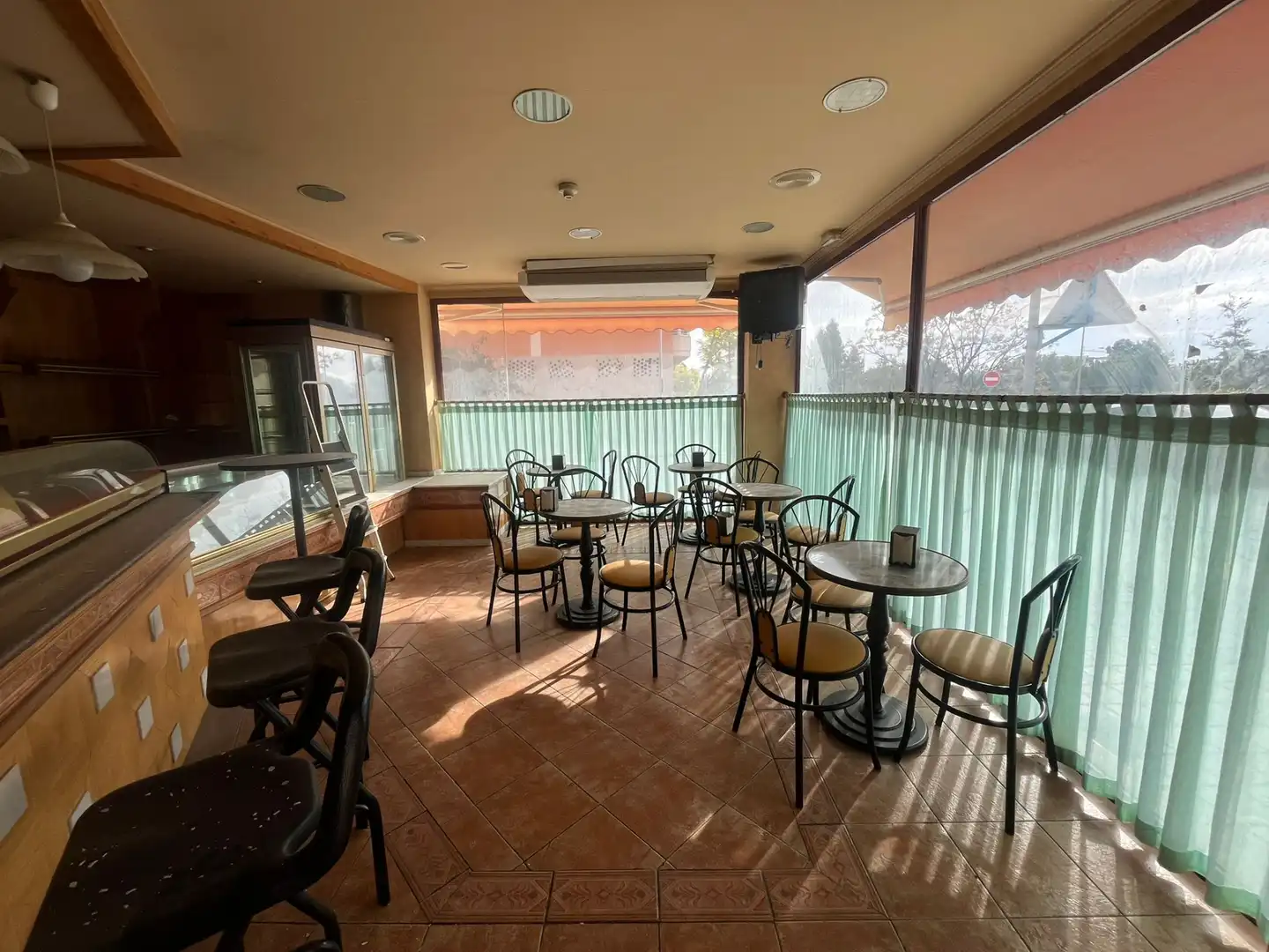 Commercial properties for sale in Alicante / Alacant  with Air Conditioner, Heating and Furnished