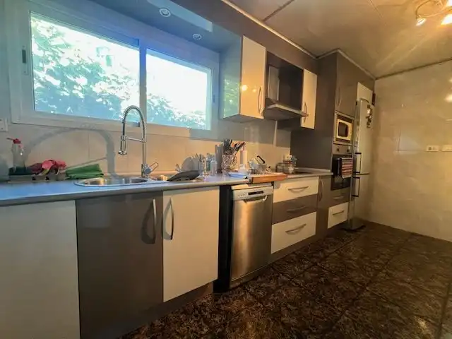 Cuina de Casa o xalet en venda en Friol amb Jardí privat, Terrassa i Moblat