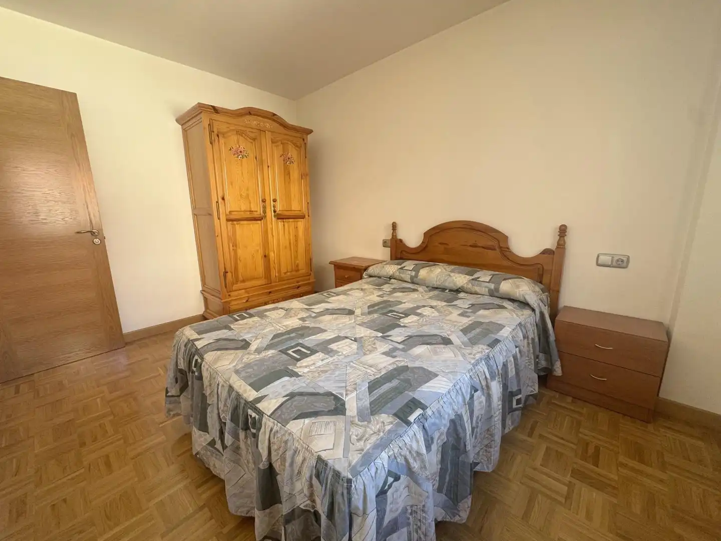 Bedroom of Apartments for sale in Oviedo 