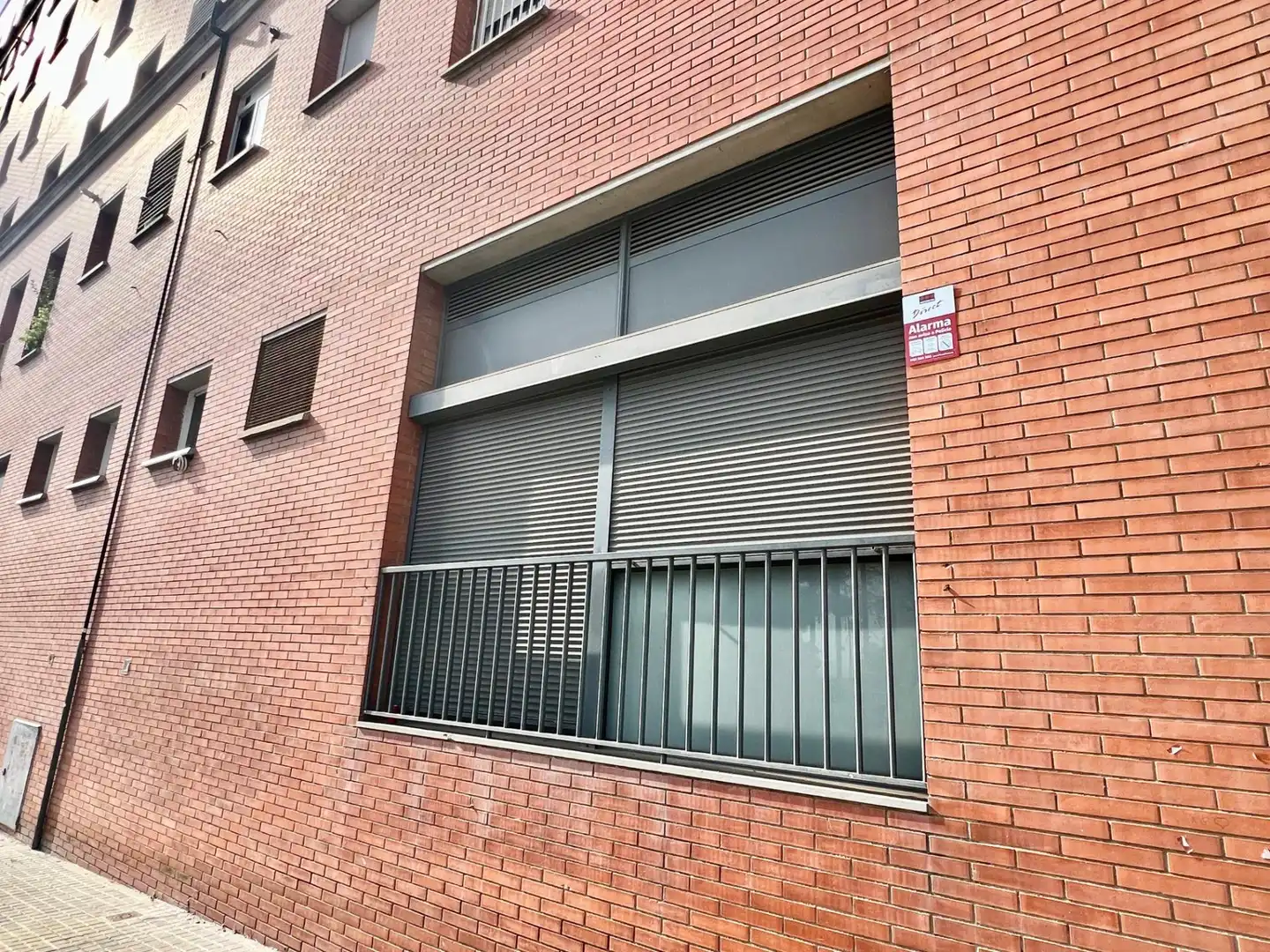 Vista exterior de Local en venda en Sabadell
