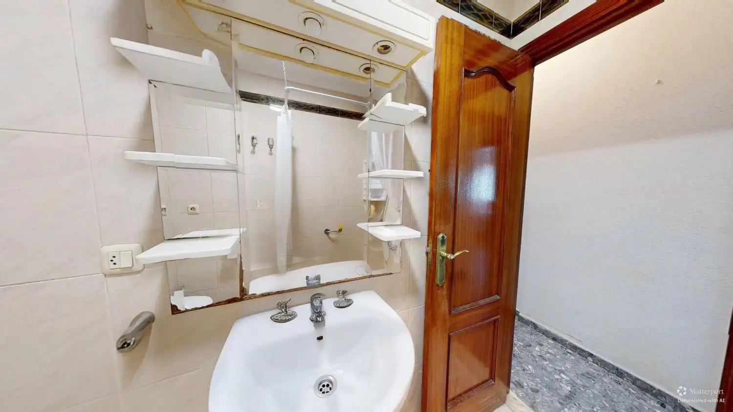 Bathroom of Flat for sale in Sevilla  with Air Conditioner, Terrace and Storage room