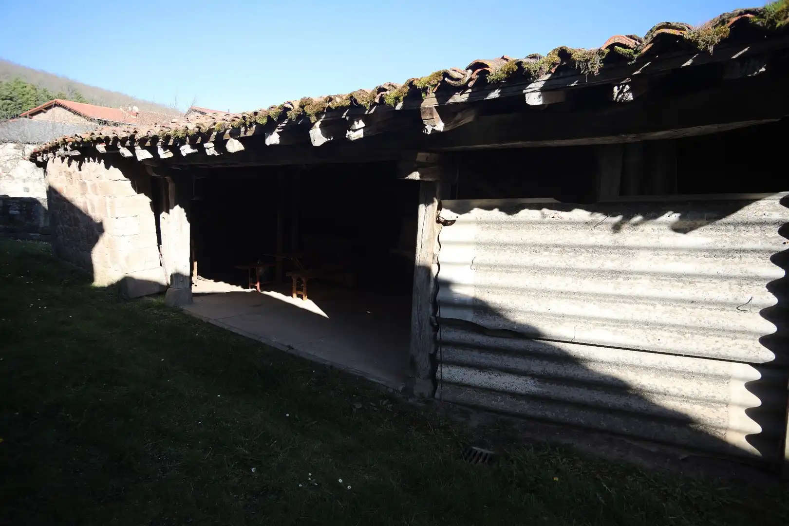 Außenansicht von Country house zum Verkauf in Valdeprado del Río mit Privatgarten