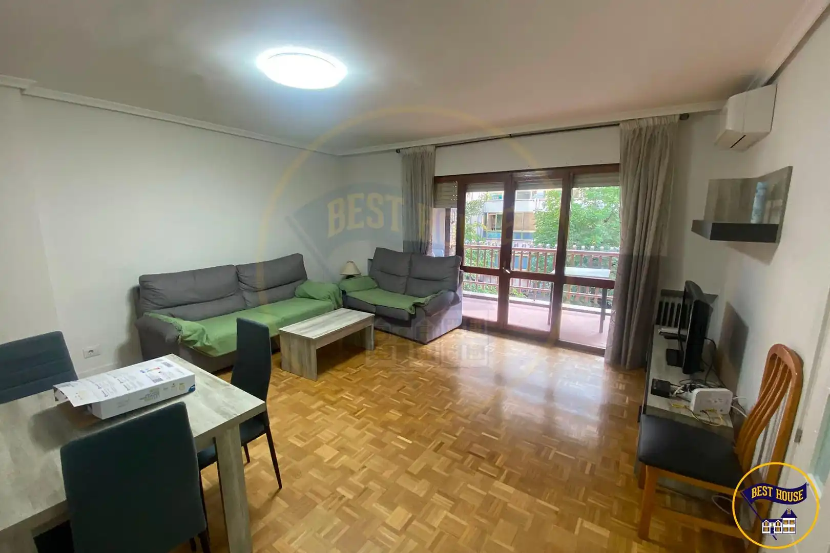 Living room of Flat for share in Cuenca  with Air Conditioner, Heating and Parquet flooring