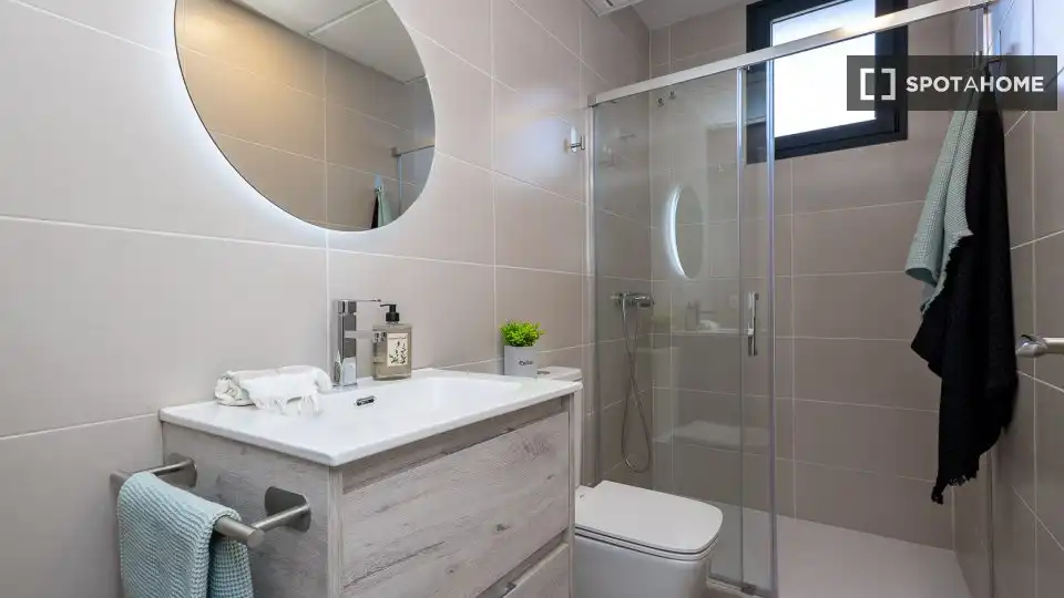 Baño de Piso de alquiler en Valencia con Aire acondicionado, Calefacción y Amueblado