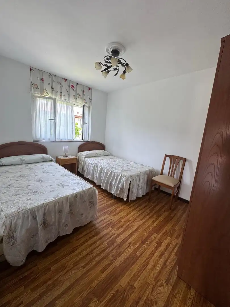Dormitori de Casa o xalet de lloguer en Laredo amb Jardí privat i Moblat
