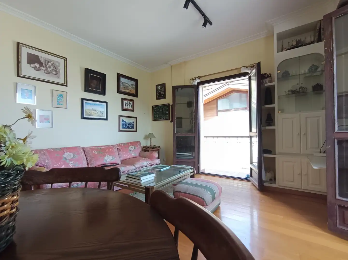 Sala d'estar de Pis de lloguer en Carreño amb Parquet i Balcó