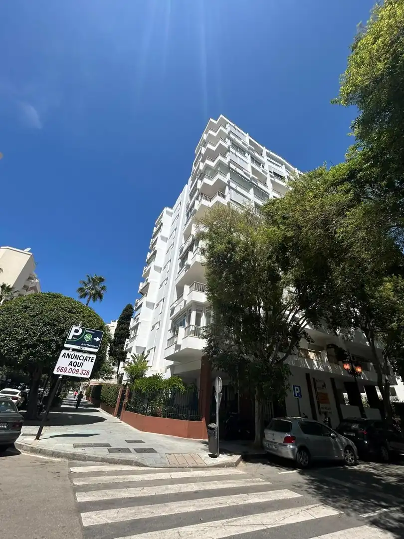 Vista exterior de Estudi en venda en Marbella amb Calefacció