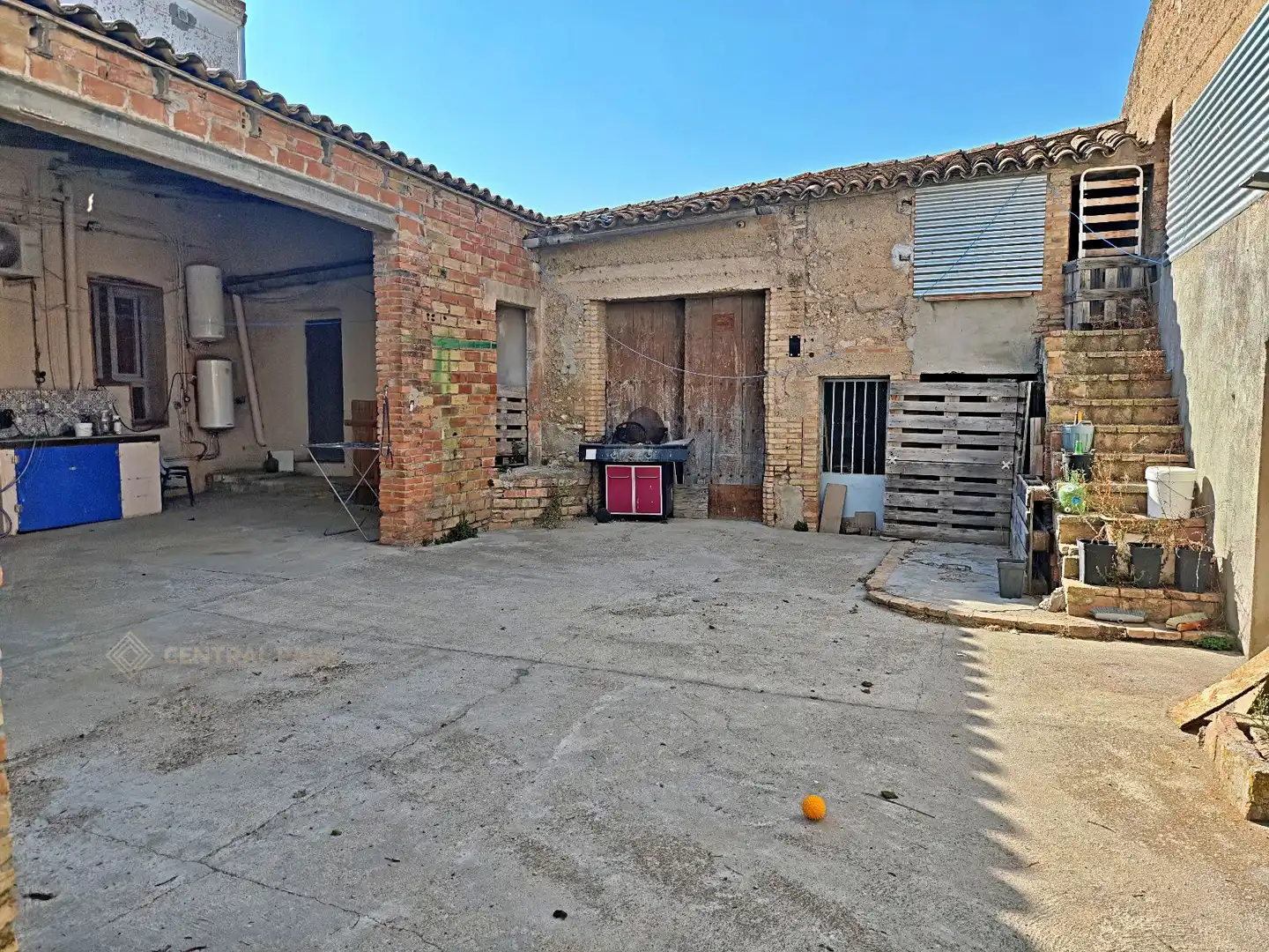 Vista exterior de Casa o xalet en venda en Pacs del Penedès amb Calefacció, Terrassa i Traster