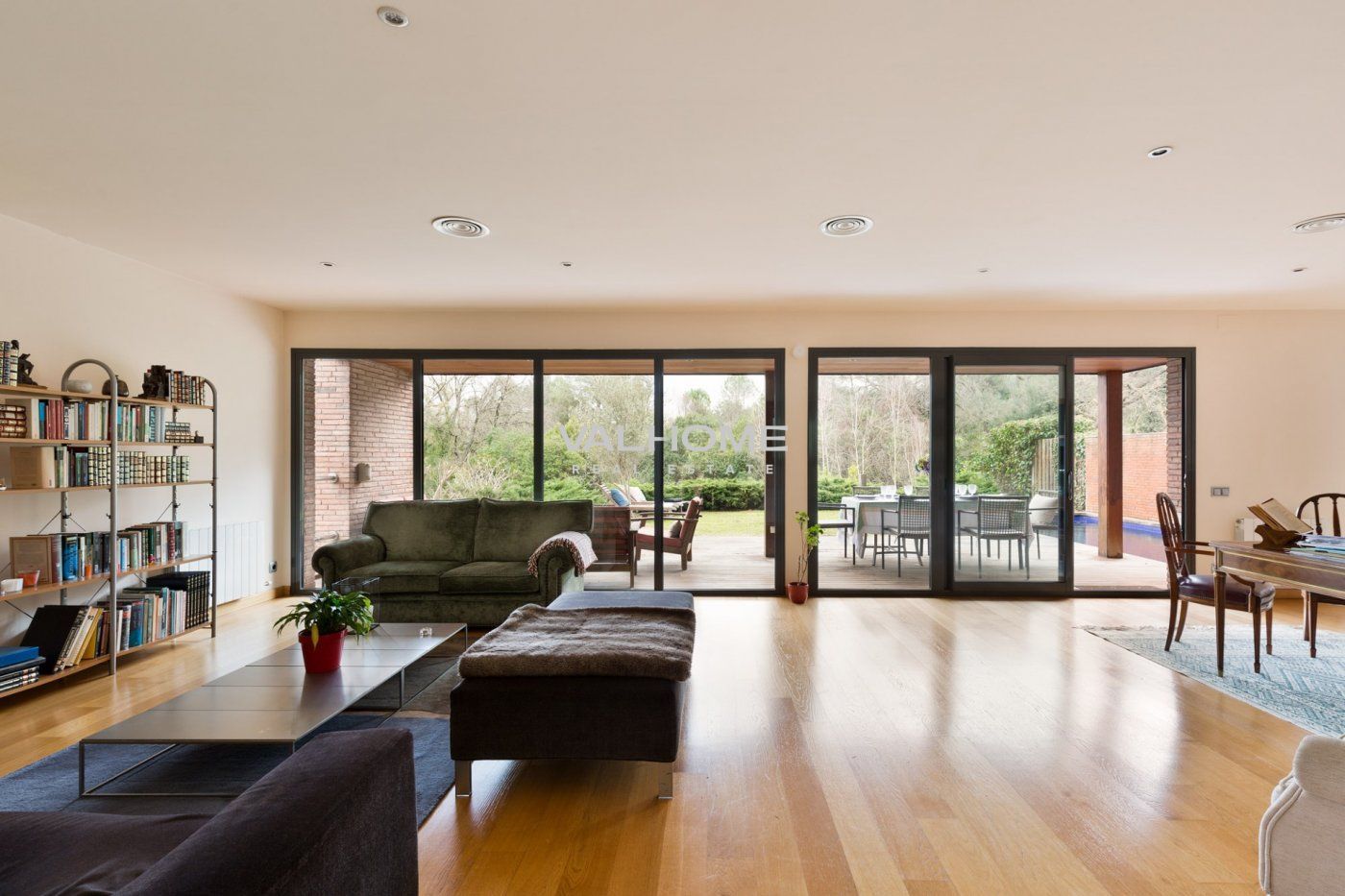 Sala d'estar de Casa o xalet en venda en Sant Cugat del Vallès amb Aire condicionat, Calefacció i Jardí privat