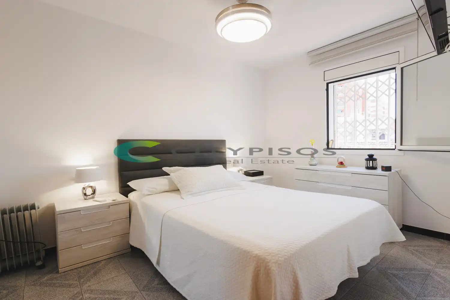 Bedroom of Flat for sale in Barcelona  with Air Conditioner and Oven