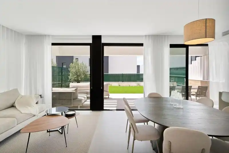 Comedor de Casa adosada de alquiler en Estepona con Aire acondicionado, Jardín privado y Terraza