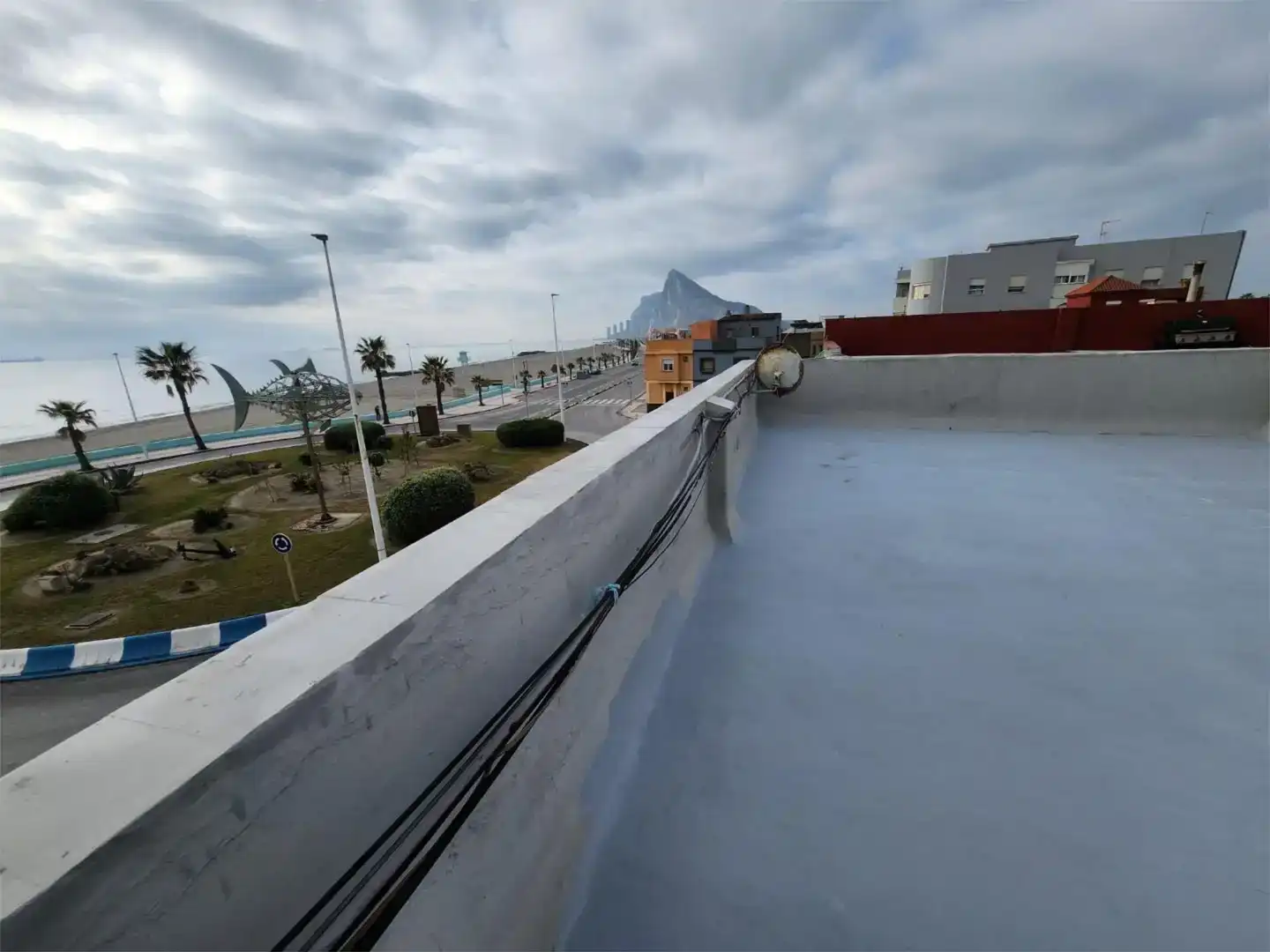 Vista exterior de Casa adosada en venda en La Línea de la Concepción amb Balcó