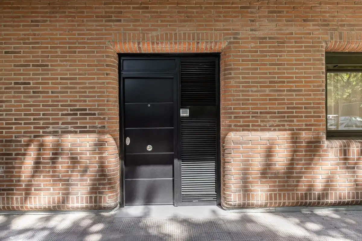 Vista exterior de Planta baja en venta en Madrid con Aire acondicionado, Calefacción y Trastero