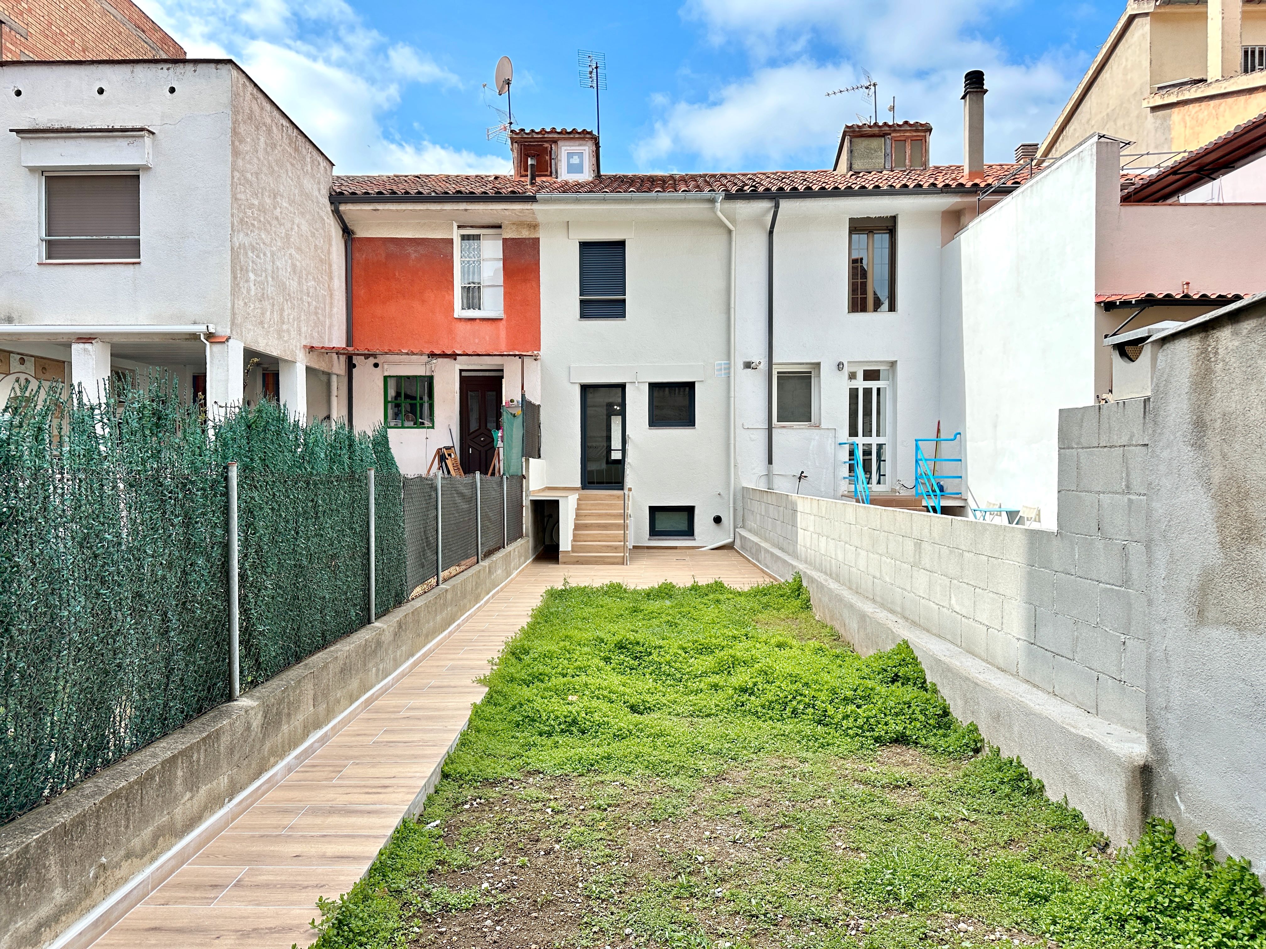 Exterior view of Single-family semi-detached for sale in Torelló  with Heating, Private garden and Oven