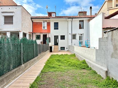 Vista exterior de Casa adosada en venda en Torelló amb Calefacció, Jardí privat i Forn