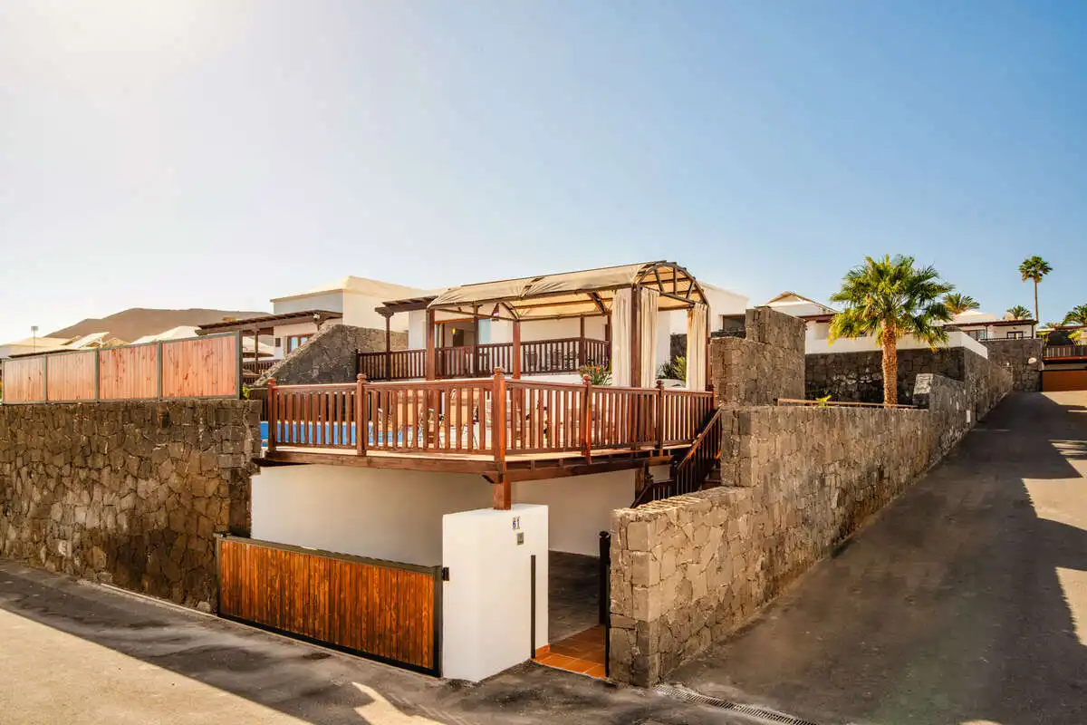 Vista exterior de Casa o xalet en venda en Yaiza amb Aire condicionat, Terrassa i Piscina