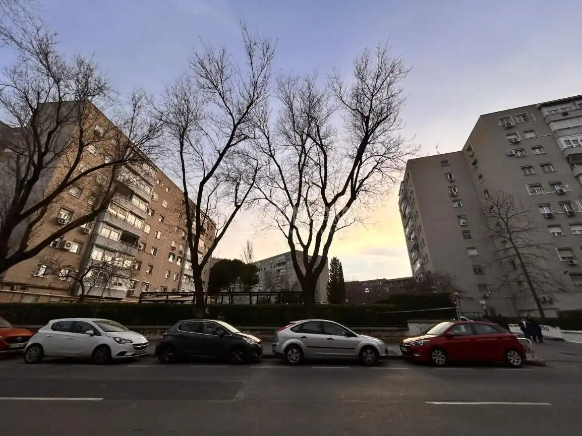 Vista exterior de Piso en venta en Madrid con Calefacción
