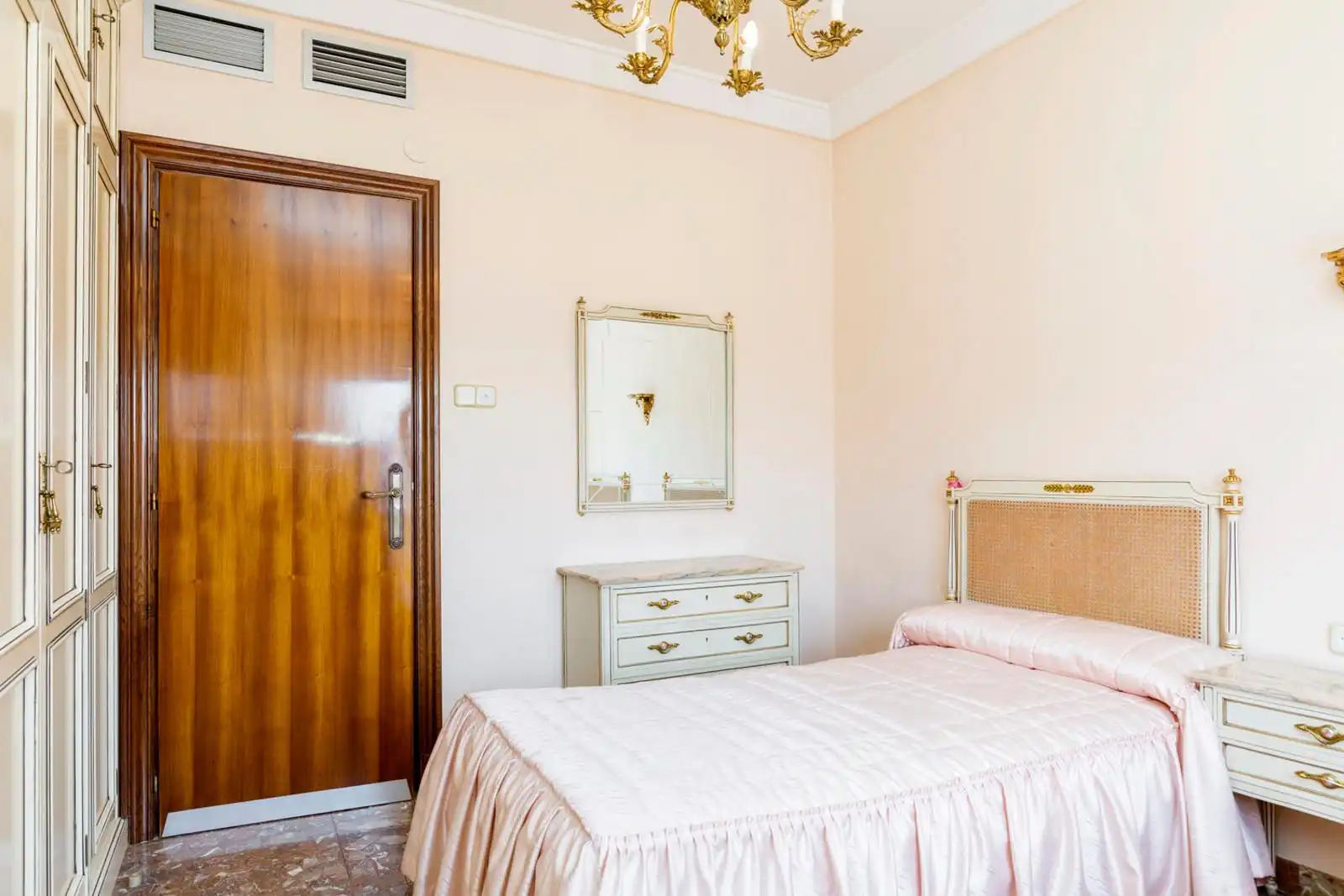 Bedroom of Flat for sale in Zaragoza  with Air Conditioner, Terrace and Storage room