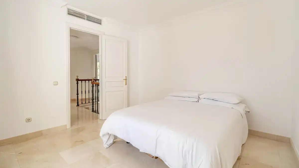 Schlafzimmer von Einfamilien-Reihenhaus zum Verkauf in Benahavís mit Klimaanlage, Terrasse und Gemeinschaftspool